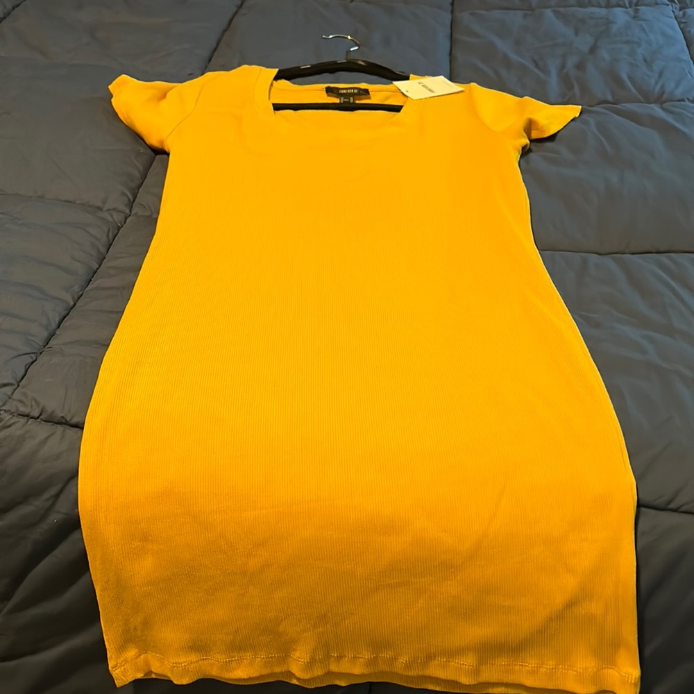 Dress with scoop neck yellow